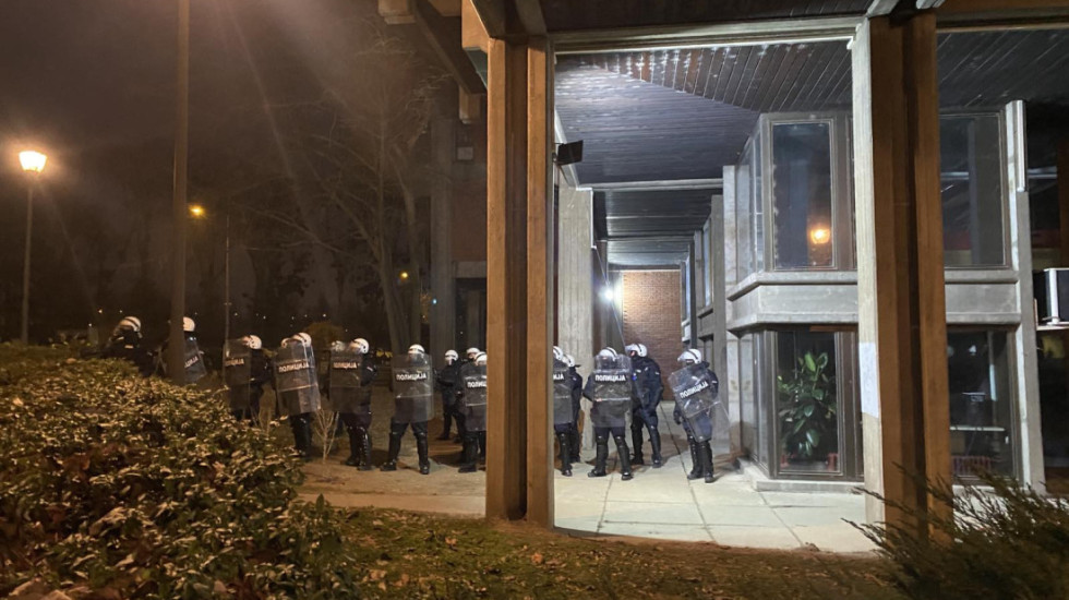 (FOTO/VIDEO) Završen protest na Filozofskom fakultetu u Novom Sadu: Policija potisnula studente iz zgrade