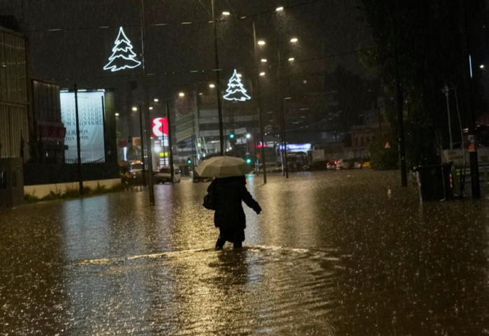 (FOTO) Dve osobe poginule u bujičnim poplavama u Grčkoj, službe primile stotine poziva zbog oluje