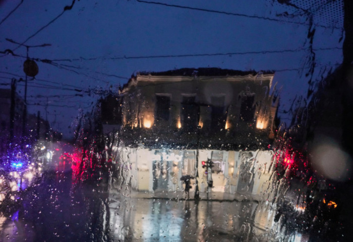 Tornado na Krfu: Vetar nosio crepove sa krovova, lomio drveće i izazvao nestanak struje