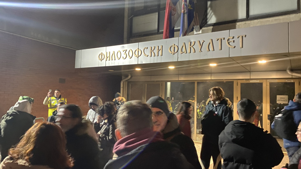 (FOTO) Protest ispred Filozofskog fakulteta u Novom Sadu: Zgrada zatvorena, studenti traže ostavke rektora i dekana