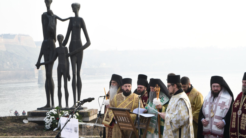 (FOTO) Pomenom i polaganjem venaca obeležene 84 godine od Novosadske racije