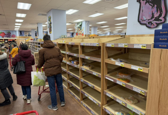 (FOTO) Nevreme pogodilo SAD, najjača oluja očekuje se tokom noći: Ljudi kupuju rezerve hrane, marketi "opustošeni"