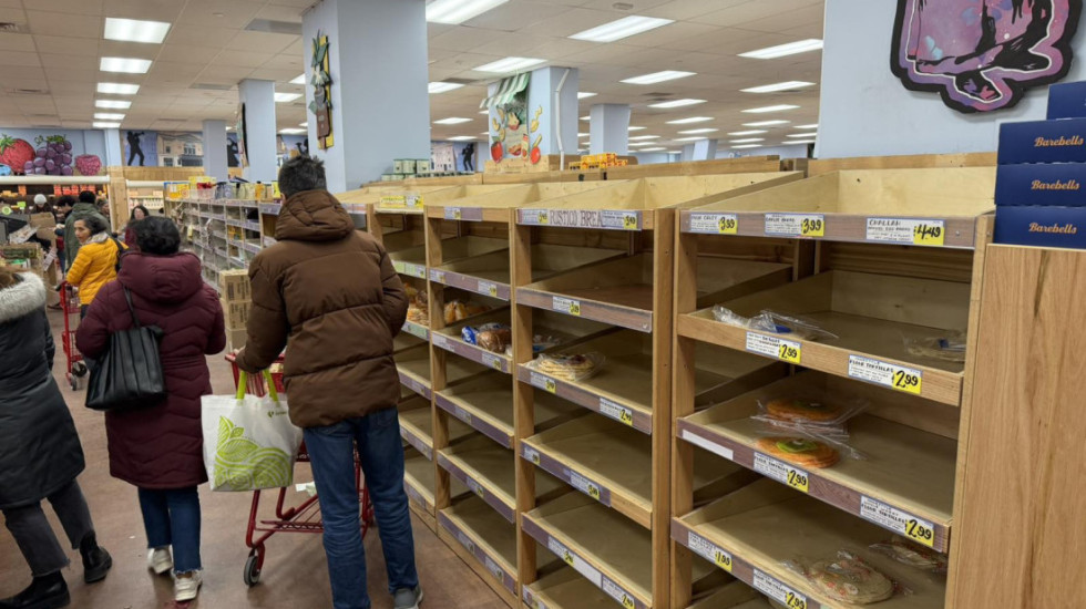 (FOTO) Nevreme pogodilo SAD, najjača oluja očekuje se tokom noći: Ljudi kupuju rezerve hrane, marketi "opustošeni"