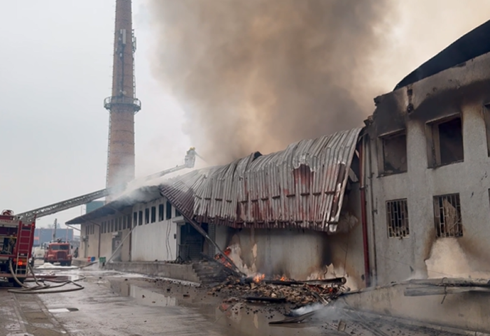 (FOTO/VIDEO) Gore štofovi za nameštaj: Veliki požar zahvatio industrijsku zonu u Novom Pazaru, vatra se širi ka toplani