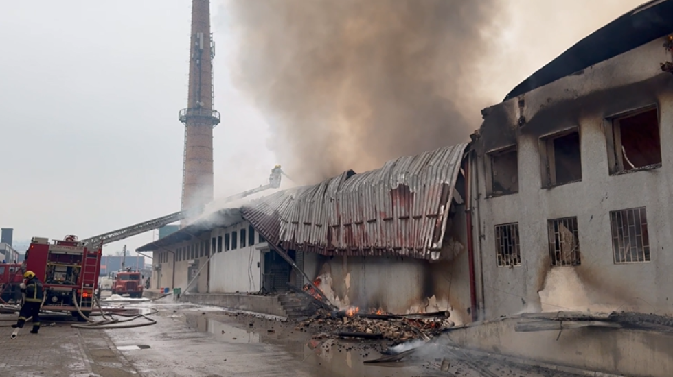 Požar u Novom Pazaru se i dalje gasi: U magacinu se nalazili repro materijali i teksas