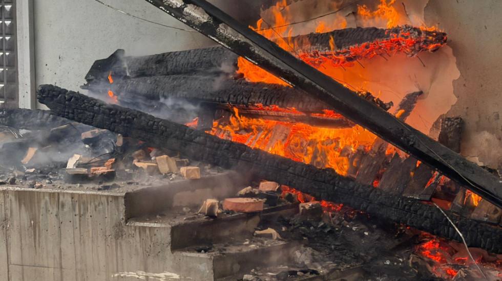 Na Paliću izgoreo poznati restoran iz 19. veka, vatru gasi više od 20 vatrogasaca sa 10 vozila