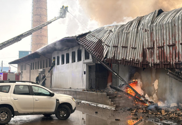 (FOTO/VIDEO) Veliki požar u industrijskoj zoni u Novom Pazaru: Vatra stavljena pod kontrolu, nema žrtava