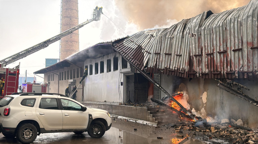 (FOTO/VIDEO) Veliki požar u industrijskoj zoni u Novom Pazaru: Vatra stavljena pod kontrolu, nema žrtava
