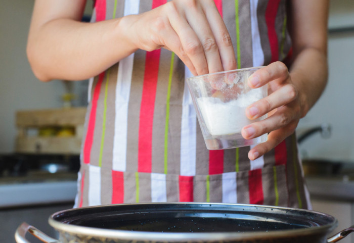 Greška koju često pravimo u kuhinji: Zašto ne bi trebalo da stavljate so u hladnu vodu