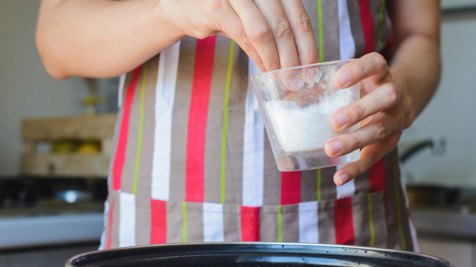 Greška koju često pravimo u kuhinji: Zašto ne bi trebalo da stavljate so u hladnu vodu