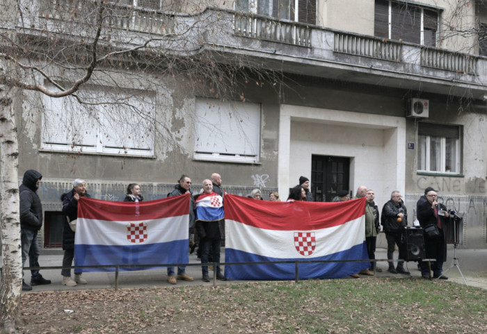 Hrvatski desničari protestovali u Zagrebu ispred kuće poslanice koja kritikuje ustaštvo i Tompsona