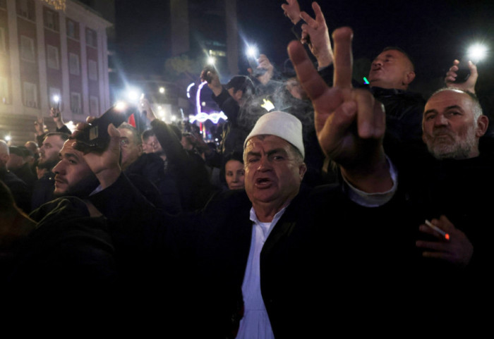 Neredi i molotovljevi kokteli ispred zgrade Vlade u Tirani, suzavac ispred parlamenta