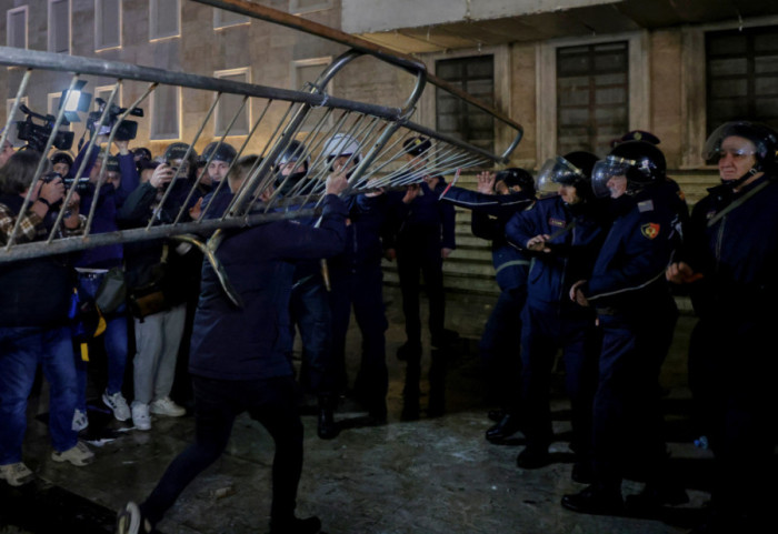 Neredi i molotovljevi kokteli ispred zgrade Vlade u Tirani, suzavac ispred parlamenta