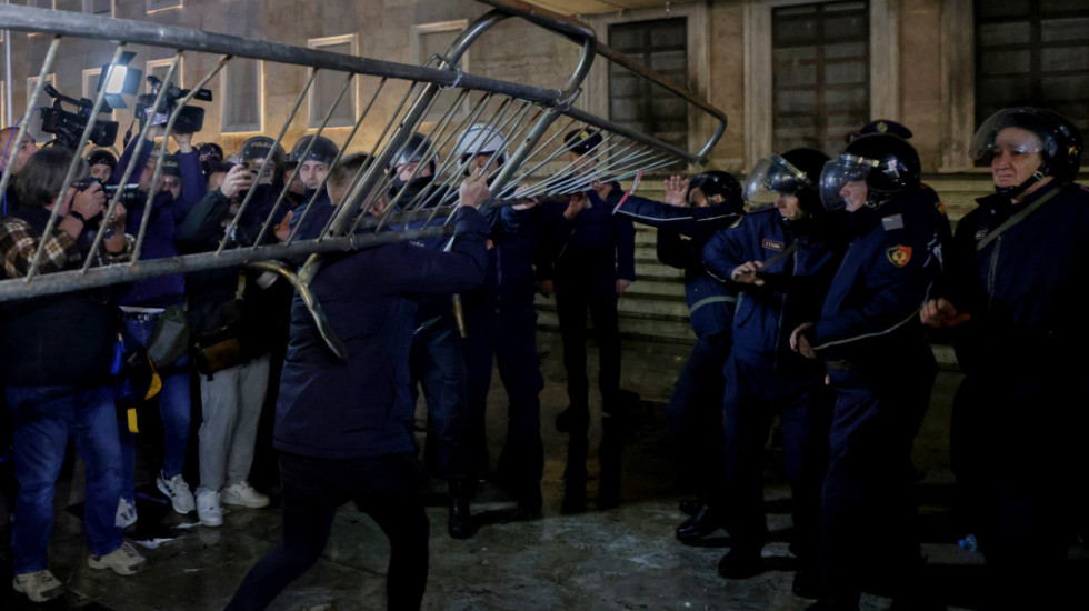 (VIDEO) Neredi i molotovljevi kokteli ispred zgrade Vlade u Tirani, suzavac ispred Parlamenta: Povređeno više policajaca