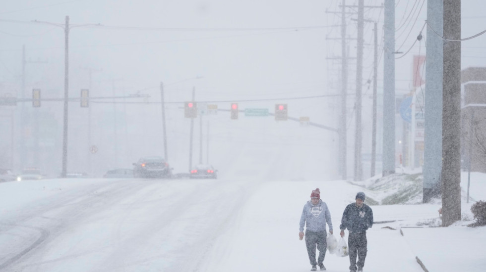 (FOTO) Zimska oluja u SAD: Otkazano skoro 12.000 letova, u Viskonsinu -38 stepeni, 120.000 domaćinstava bez struje