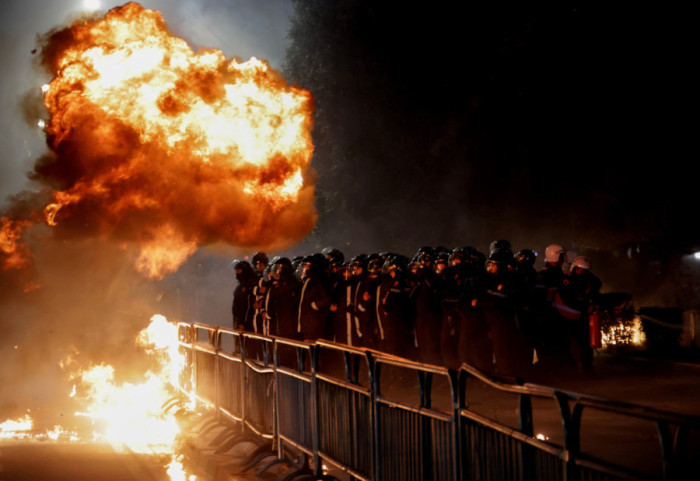 (FOTO/VIDEO) Neredi i molotovljevi kokteli ispred zgrade Vlade u Tirani: Povređeno 11 policajaca, privedene 23 osobe