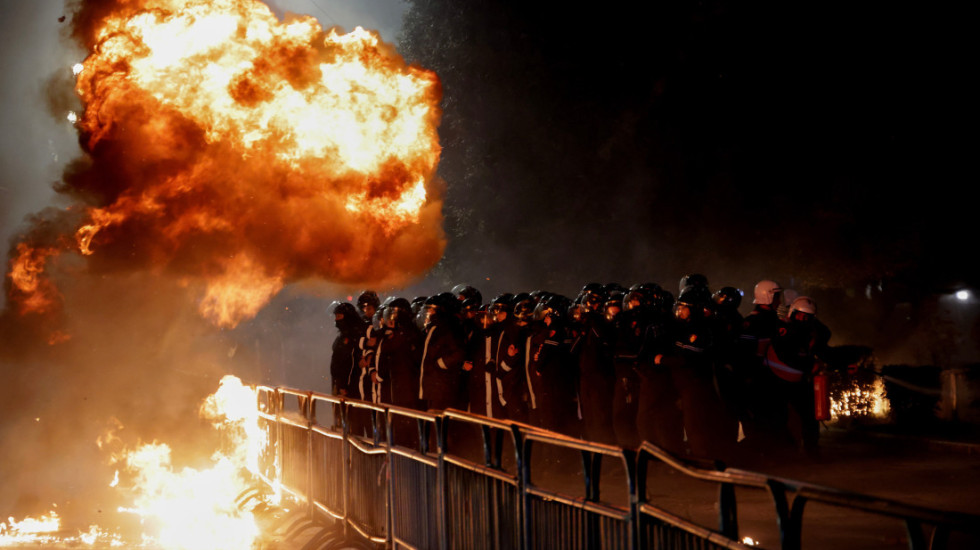 (FOTO/VIDEO) Neredi i Molotovljevi kokteli ispred zgrade Vlade u Tirani: Povređeno 11 policajaca, privedene 23 osobe