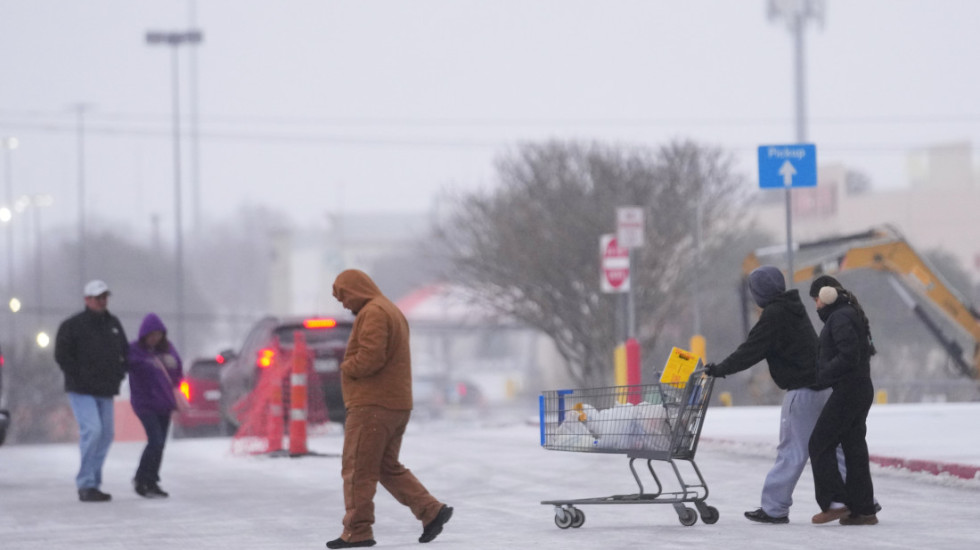 (FOTO) Snežna oluja u SAD: Najmanje 20 država proglasilo vanredno stanje, Tramp pozvao građane da ostanu na toplom