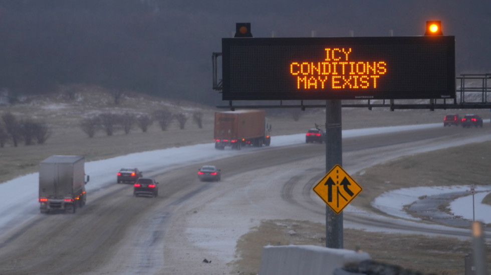 Snažna zimska oluja blokirala severoistok SAD: Vanredno stanje u više država, hiljade letova otkazano, zatvorene škole