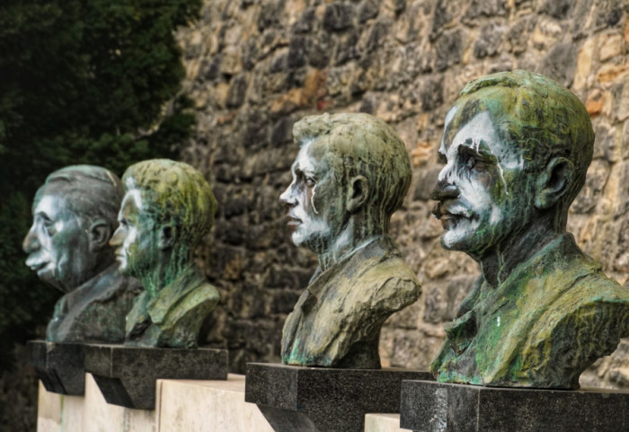 (FOTO) Vandalizam na Kalemegdanu: Spomenici narodnih heroja išarani nacističkim simbolima