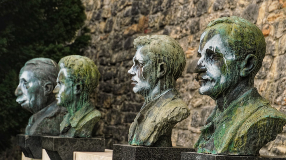 (FOTO) Vandalizam na Kalemegdanu: Spomenici narodnih heroja išarani nacističkim simbolima