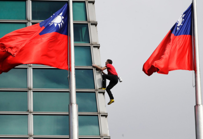 (FOTO) Bez užeta na "vrhu sveta": Aleks Honold popeo se na jedan od najviših nebodera, Netfliks prenosio podvig