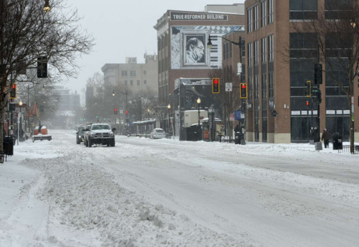 (FOTO) Snežna oluja u SAD: Vanredno stanje proglasile 23 države, Tramp pozvao građane da ostanu na toplom