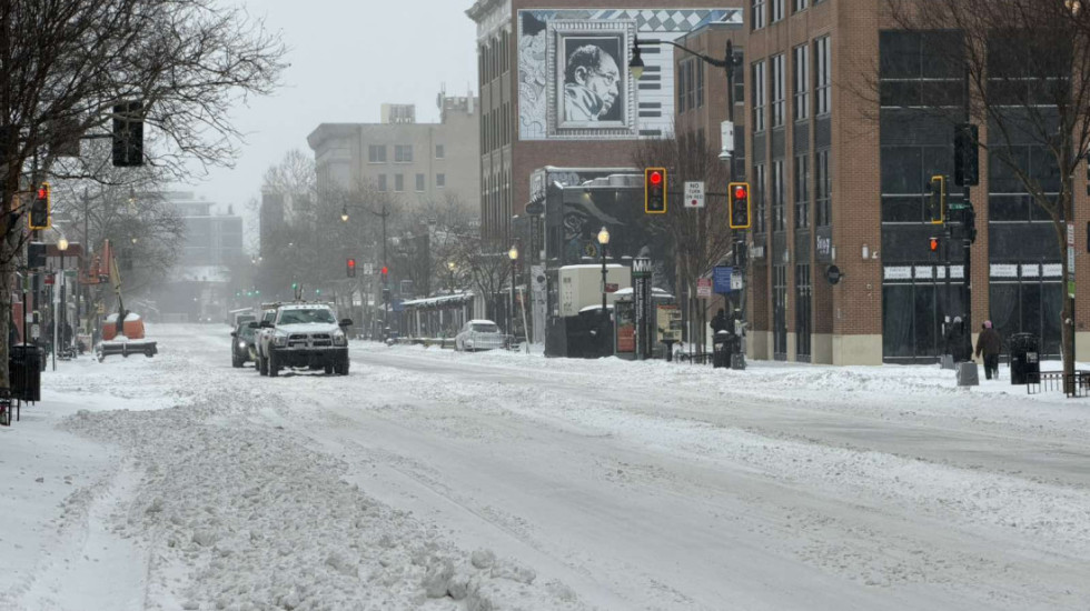 (FOTO) Snežna oluja u SAD: Ima mrtvih usled hipotermije, bez struje skoro 800.000 domaćinstava