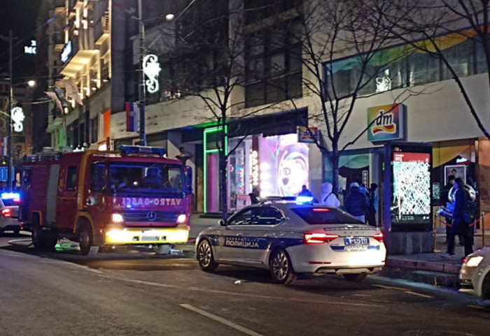 Lokalizovan požar u stanu na Terazijama: Jedna osoba zadobila opekotine, 30 vatrogasaca na terenu