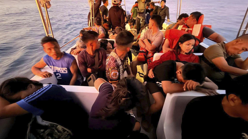 U nesreći na trajektu na Filipinima poginulo 15 ljudi, traga se za 28 osoba