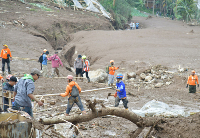 Broj žrtava klizišta u indonežanskoj provinciji Zapadna Java porastao na 17, zatrpano više od 30 kuća