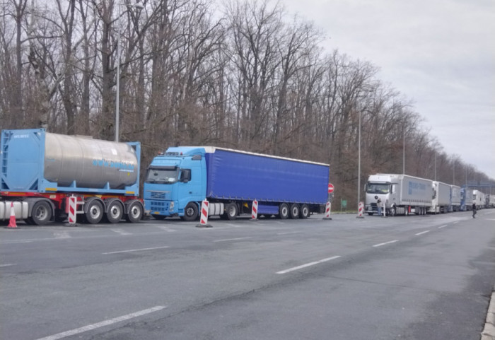 Dokle će trajati protest prevoznika: "Nezvanično se radi na rešavanju problema, privreda na gubitku zbog blokade"