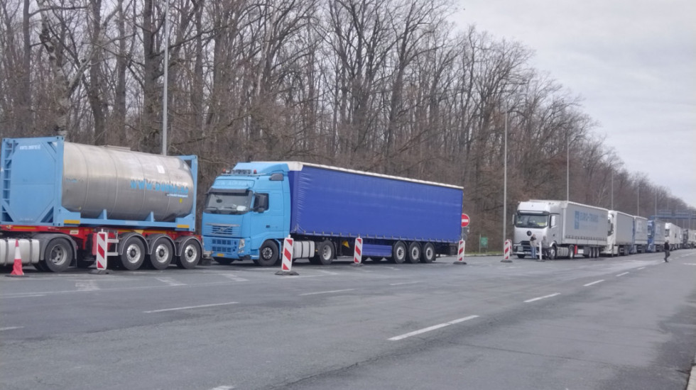 Dokle će trajati protest prevoznika: "Nezvanično se radi na rešavanju problema, privreda na gubitku zbog blokade"