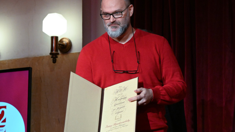 Darku Tuševljakoviću uručena NIN-ova nagrada u Kolarcu za roman "Karota"