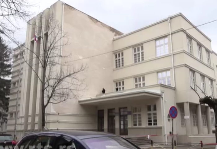 Otpao deo fasade sa renovirane gimnazije u Prokuplju, učenici upućeni na onlajn nastavu