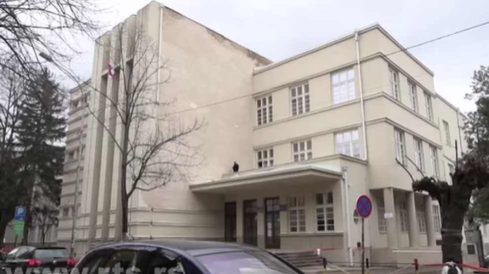 Otpao deo fasade sa renovirane gimnazije u Prokuplju, učenici upućeni na onlajn nastavu