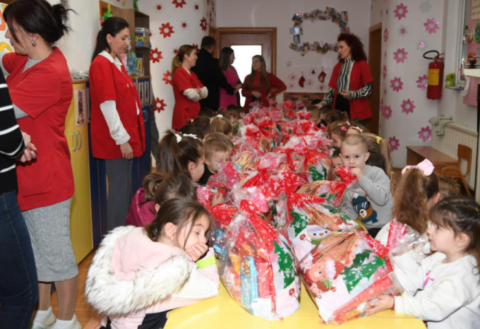 Mališani iz Prilužja dobili paketiće koje im je povodom Savindana poslao predsednik Srbije