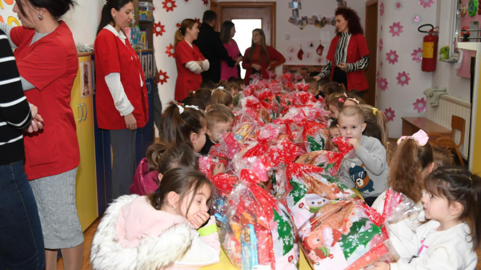 Mališani iz Prilužja dobili paketiće koje im je povodom Savindana poslao predsednik Srbije
