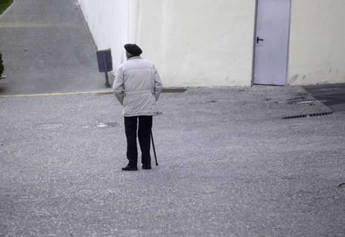 Slep muškarac iz Lebana zbrinut posle objave na društvenim mrežama: Živeo u oronuloj kući bez grejanja