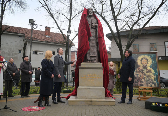 (FOTO) U Kruševcu otkriven spomenik Svetom Savi