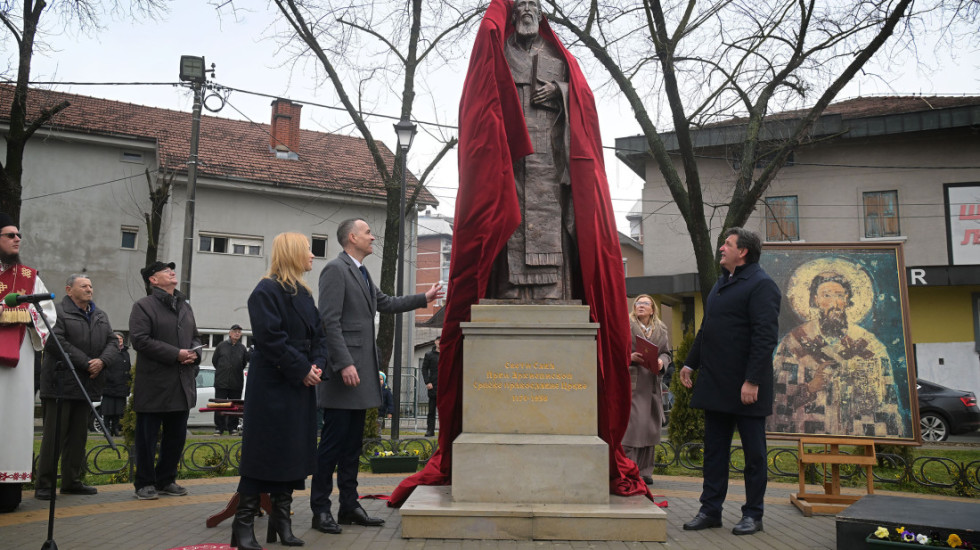 (FOTO) U Kruševcu otkriven spomenik Svetom Savi