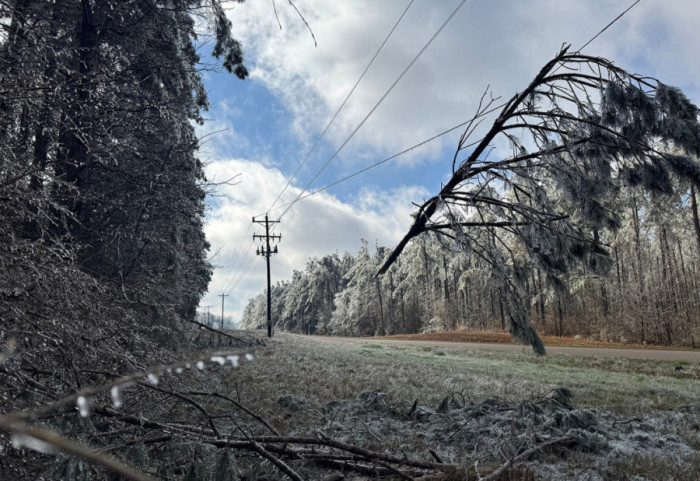 Oluja u Velikoj Britaniji: Zatvoreni putevi, duvao vetar jačine 150 kilometara na sat, otkazano 17 letova