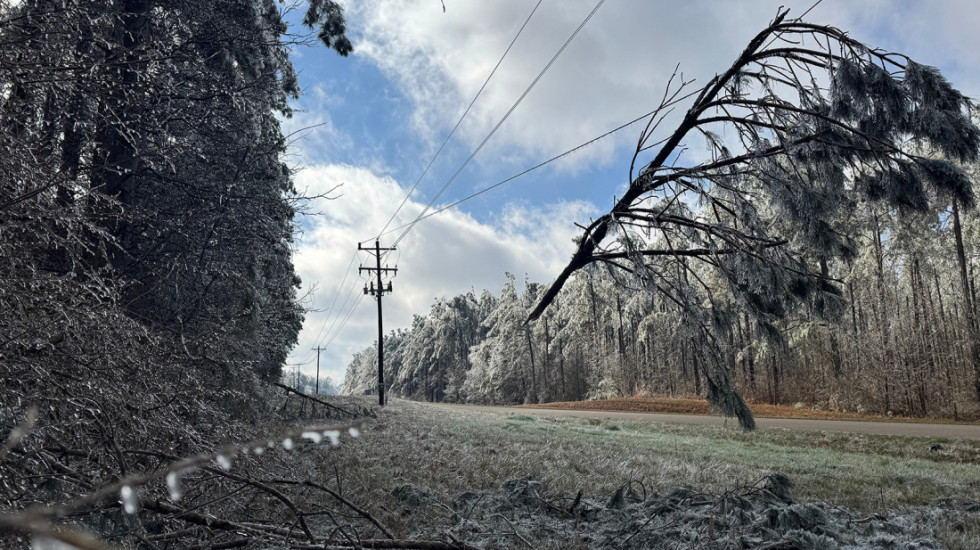 Oluja u Velikoj Britaniji: Zatvoreni putevi, duvao vetar jačine 150 kilometara na sat, otkazano 17 letova