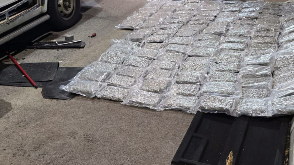 Novosadski inspektori zaplenili 61,5 kilograma marihuane, uhapšen Crnogorac na prelazu Jabuka