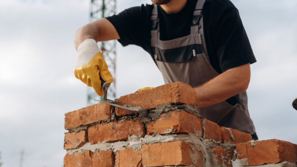 Tržištu rada najviše fale zanatlije: Plata zidara 226.500 dinara, mehaničara 220.000, potražnja u IT sektoru opada