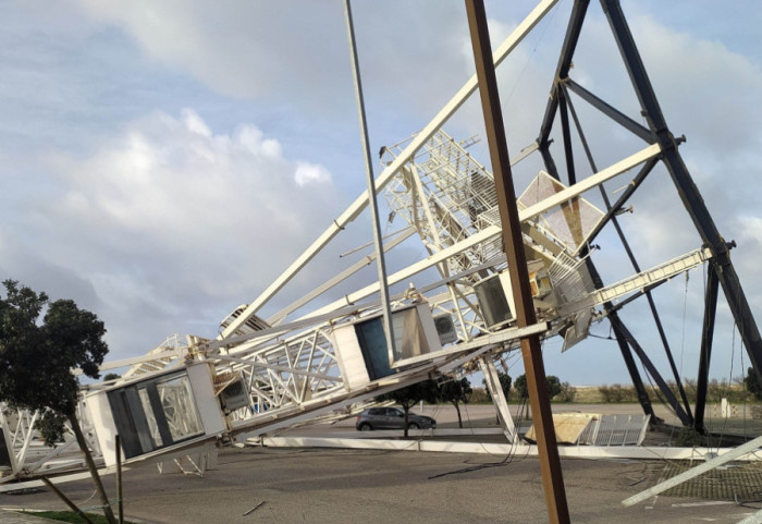 (FOTO) Oluja rušila drveće i objekte, petoro stradalo: Više od 200.000 ljudi bez struje posle nevremena u Portugalu