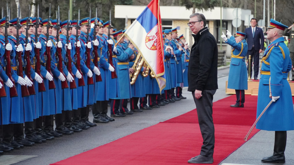 (FOTO) Vučić iz Doma garde: Odluka o služenju vojnog roka u narednih mesec, dva