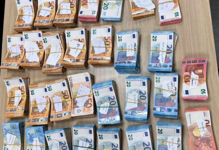 (FOTO) Pokušaj krijumčarenja na Batrovcima: Kod putnika pronađeno 90.000 evra, 26 litara viskija i votke