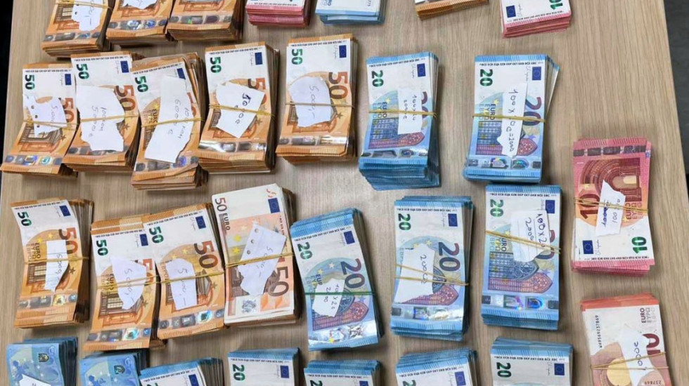 (FOTO) Pokušaj krijumčarenja na Batrovcima: Kod putnika pronađeno 90.000 evra, 26 litara viskija i votke