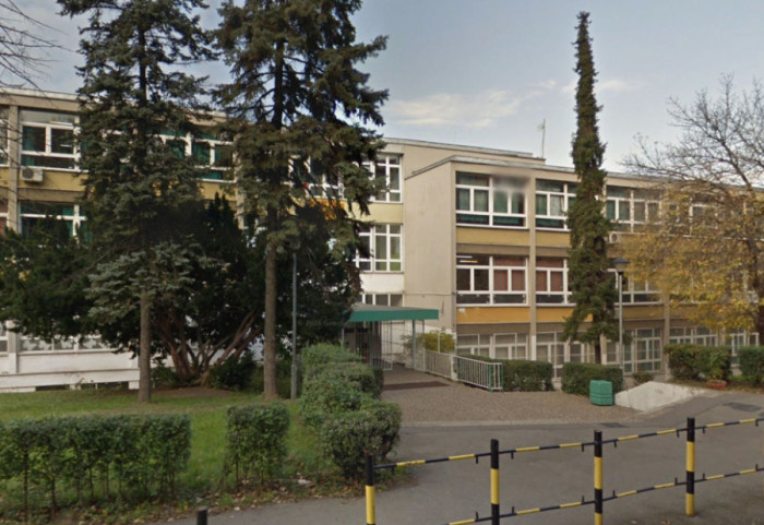 Dete zaglavilo ruku između radijatora i zida u OŠ "Arčibald Rajs", intervenisalo osam spasilaca